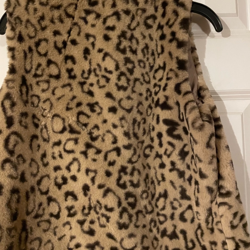 New with tags girls’ leopard print vest, machine washable, so soft!
